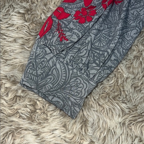 Susan Graver Floral Gray and Red Women's Top - Picture 3 of 5